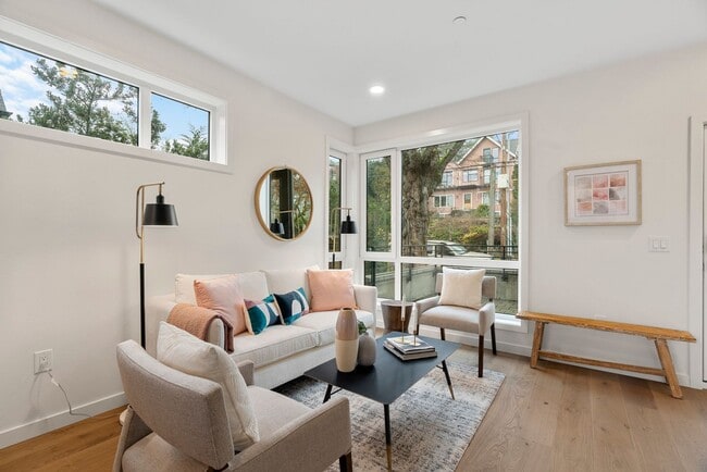 Building Photo - Beautiful Eastlake Condo