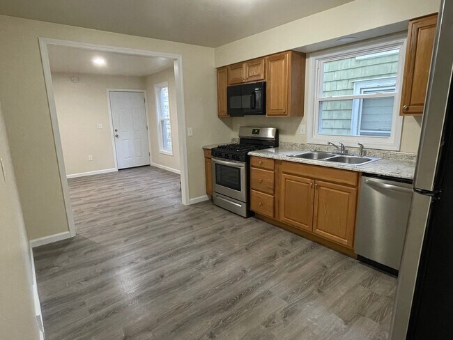 Building Photo - 915 W 3rd St