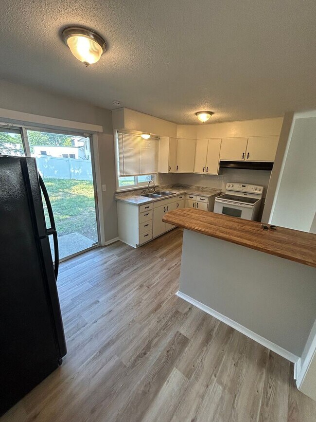 Building Photo - AVAILABLE NOW! 3 Bed 1 Bath Home! $1275.00