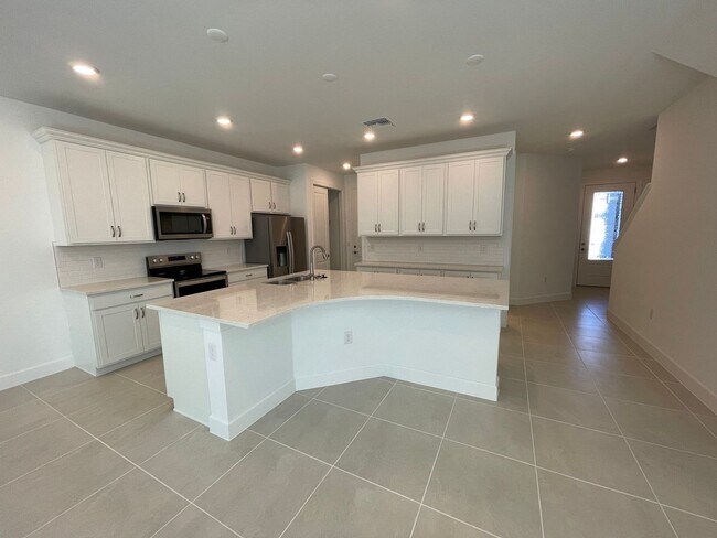 Building Photo - ANNUAL RENTAL - 3 BED/ 2.5 BATH TOWNHOUSE ...