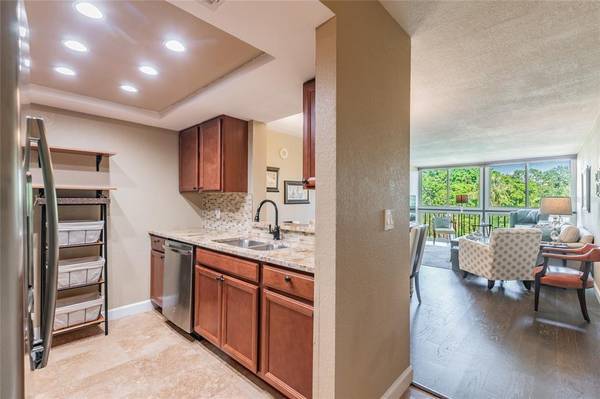 Kitchen - 800 Cove Cay Dr