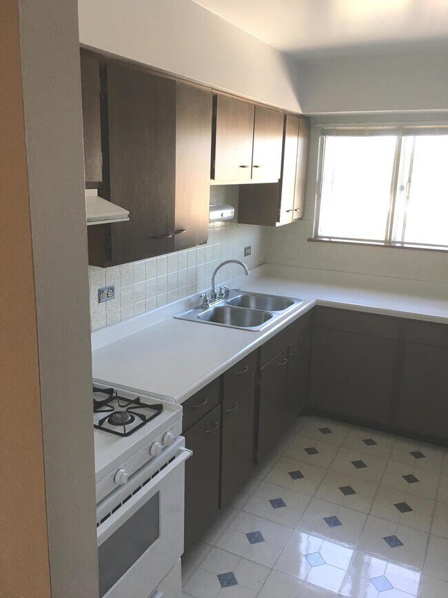 Foto del edificio - 6300 W Irving Park Rd