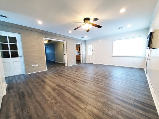 Building Photo - 3 Bed- 2 Full Bath Ranch for Rent | Newly ...