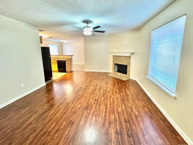 Foto del edificio - Step Up From Apartment Living, Now Leasing...