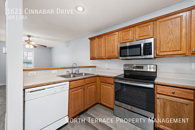Building Photo - Charming Renovated Townhome in Raymore – D...