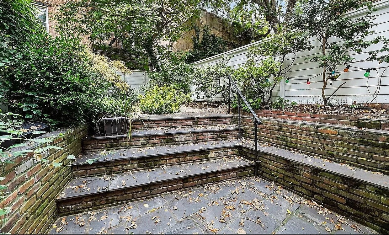Primary Photo - 120 Christopher St