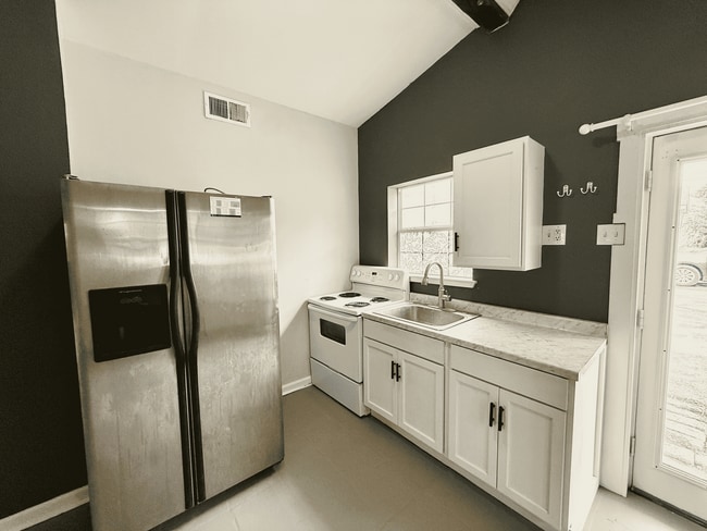 Building Photo - 427 General Mouton Ave
