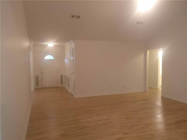 Building Photo - 2030 N Hailey Dr