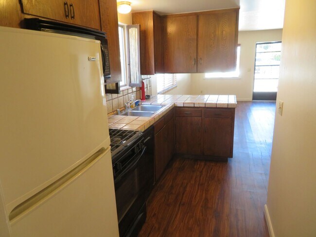 Building Photo - 2 plus bed, 1.5 bath, close to Seabright b...