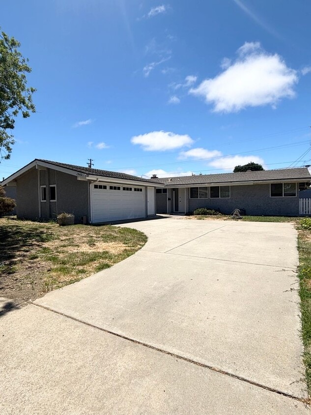 Primary Photo - Lovely 3 Bedroom Home in Established Neigh...