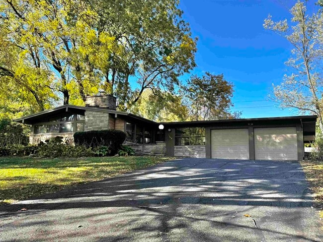 Foto del edificio - 7102 Woodhue Ln