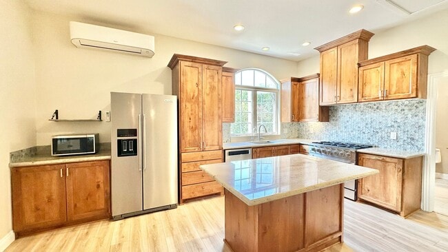 Building Photo - Stunning Fully Detached Casita on Private ...