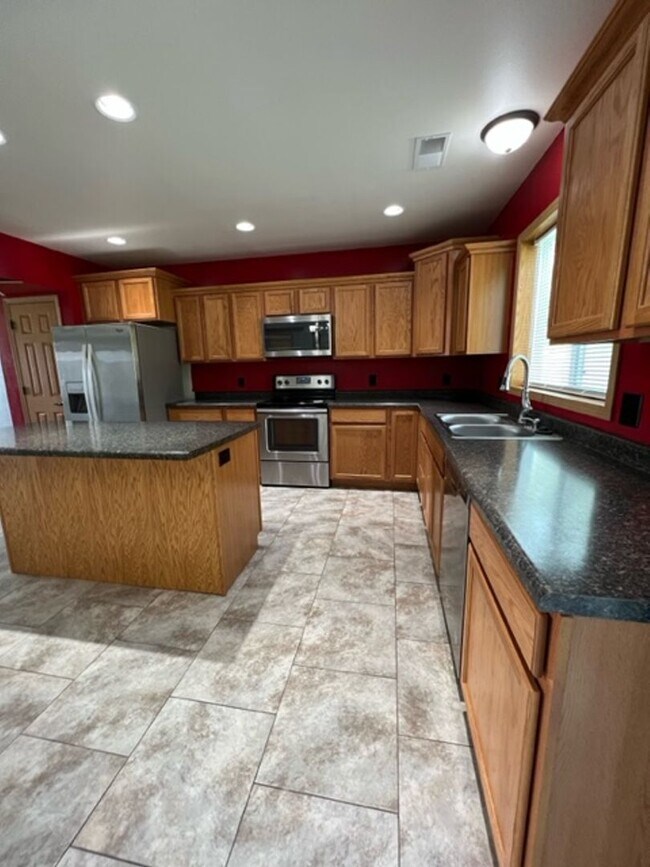 Foto del edificio - BEAUTIFUL & SPACIOUS 4 BEDROOM/2.5 BATH DU...