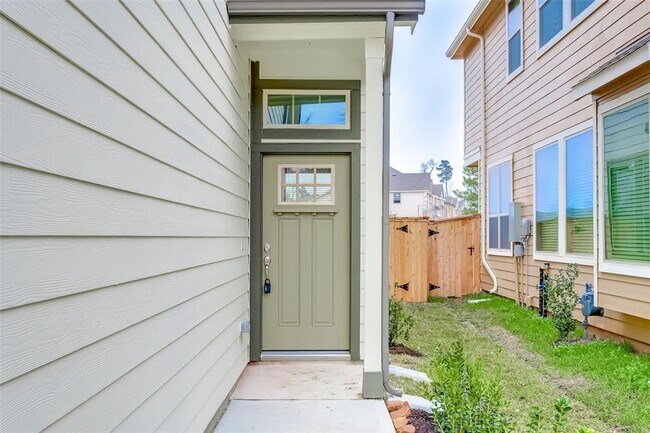 Building Photo - 331 Biltmore Loop