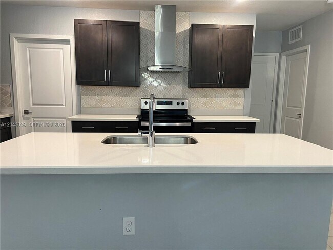 Foto del edificio - 421 NE 6th Ct
