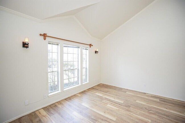 Foto del edificio - 22523 Holly Lake Dr