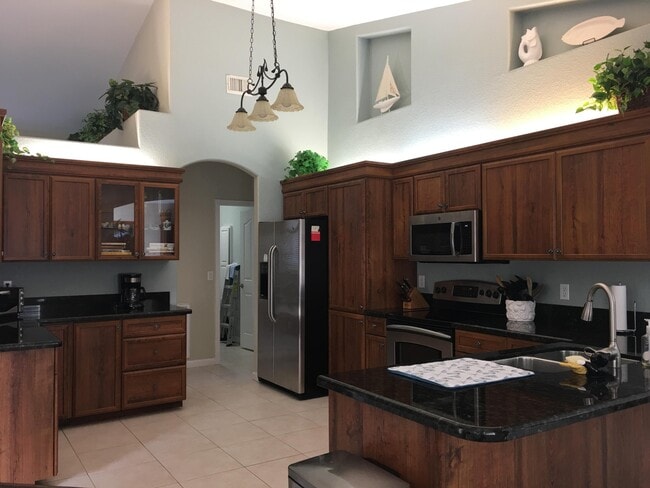 Building Photo - 1352 SW Tadlock Ave