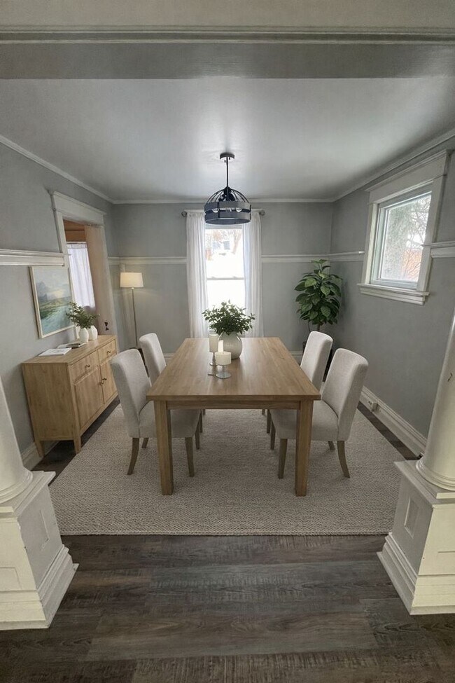 Building Photo - AVAILABLE March - 2 Bed, 1 Bath on Skyline!