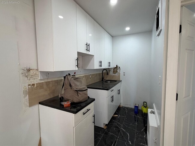 Building Photo - 830 E Broadway