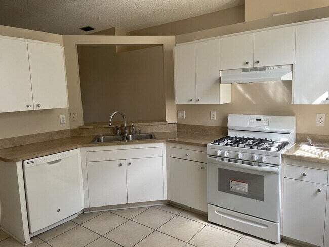 Foto del edificio - 3 bedroom, 2 bath conveniently located home!