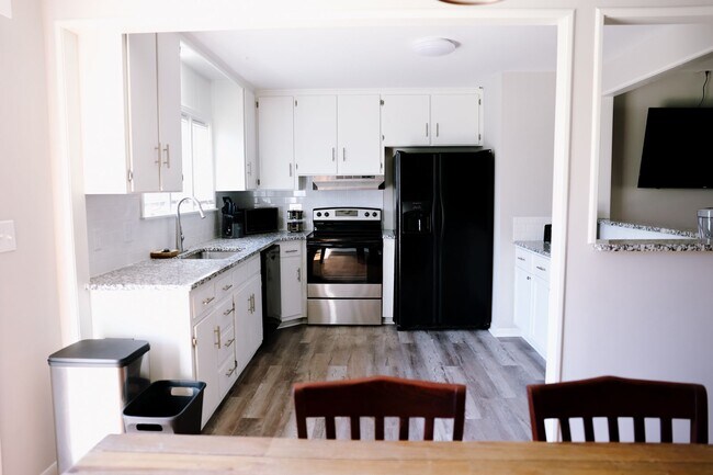 Foto del edificio - Beautiful 3BR/2BA w/ Garage & Fenced Yard