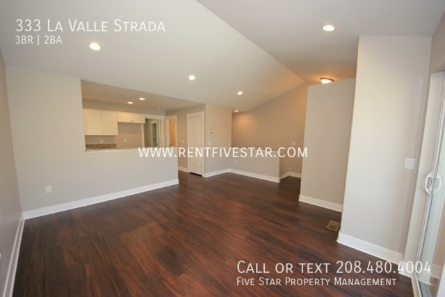 Building Photo - 333 La Valle Strada Ln