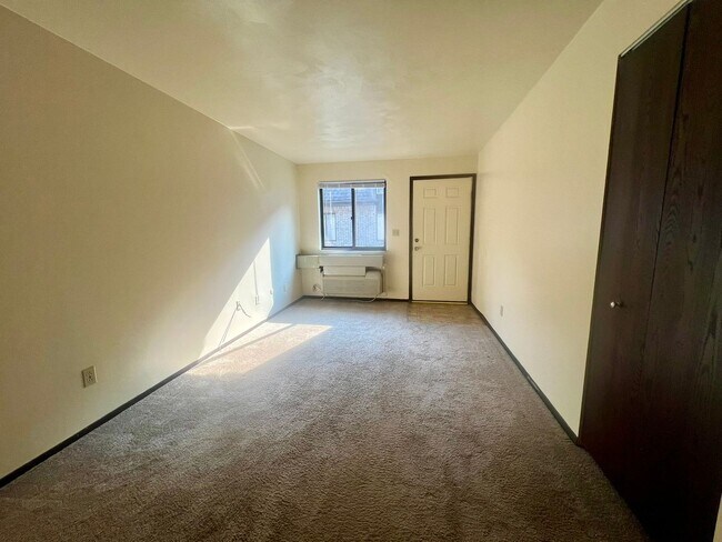 Foto del edificio - Charming One Bedroom Apartment! Lots of Na...