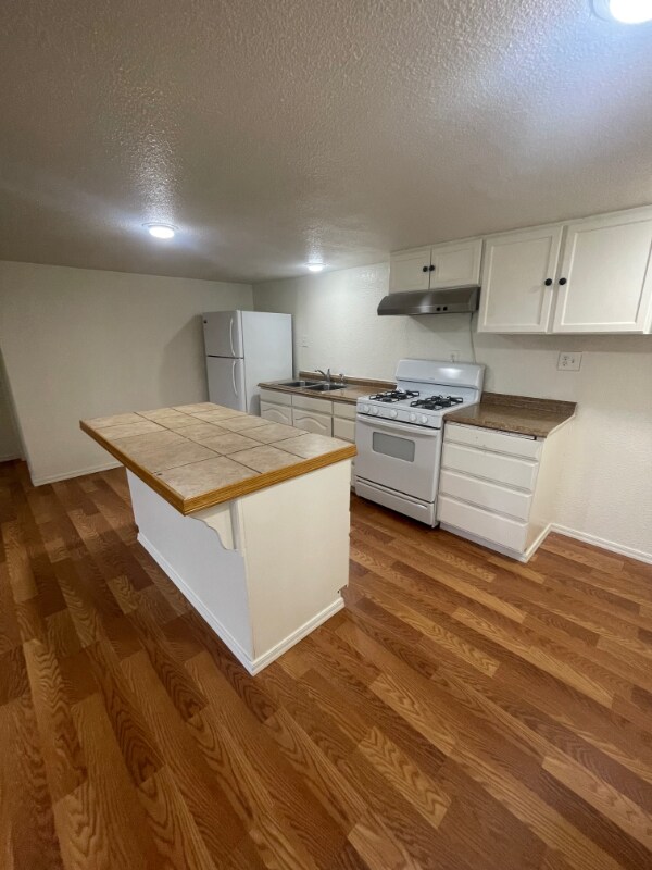 Building Photo - 555 W Suni Dr
