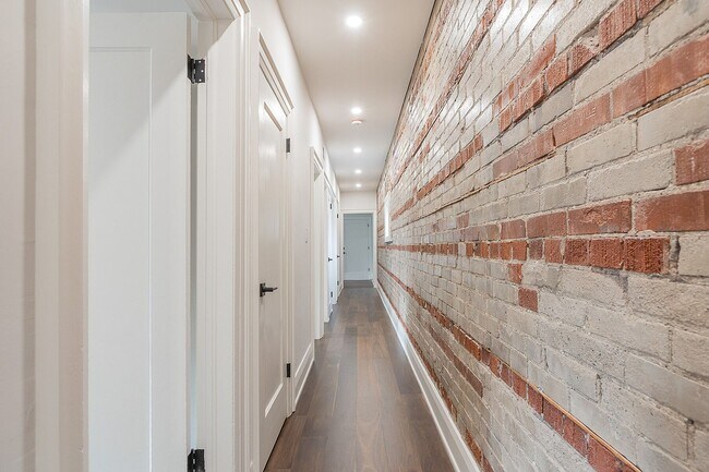 Building Photo - 820 St Clair Ave W