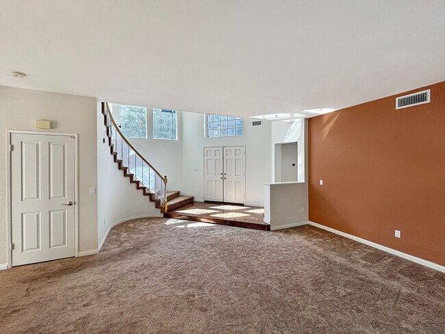 Foto del edificio - Beautiful 5BD/3BA 2-Story House in Tierras...