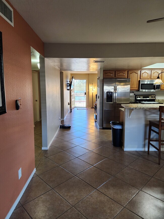 Casa adosada amueblada con distribución a través del comedor y la cocina hacia la sala de estar y la puerta principal hacia el parque y l - 5050 N 81st St