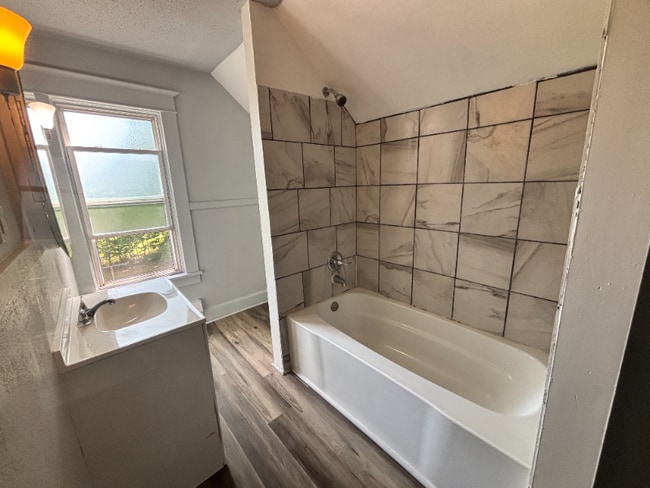 Building Photo - 633 W North St