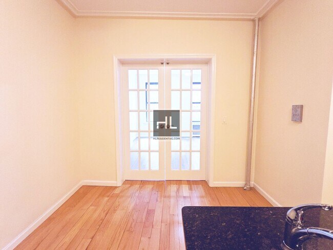 Building Photo - NO FEE Studio on Upper East Side! Won't St...