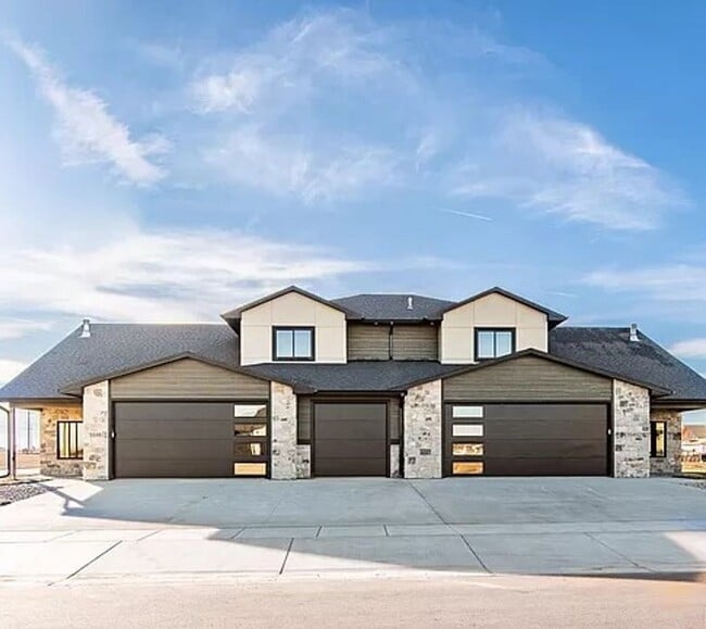 Building Photo - Stunning 4 Bedroom Near Jefferson High Sch...