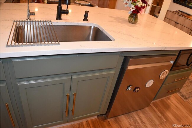 Foto del edificio - 1625 N Murray Blvd