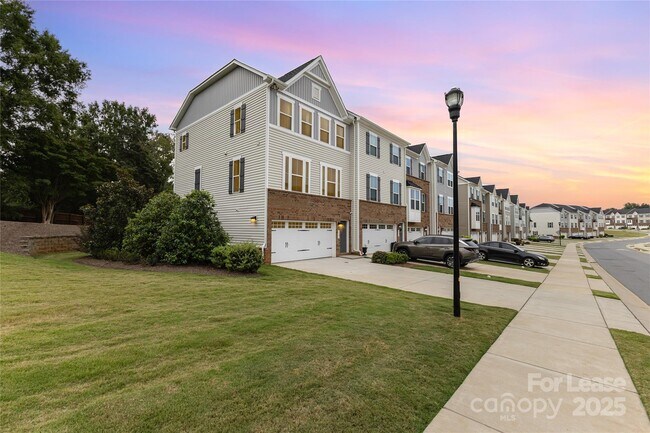 Foto del edificio - 2523 Grantham Place Dr
