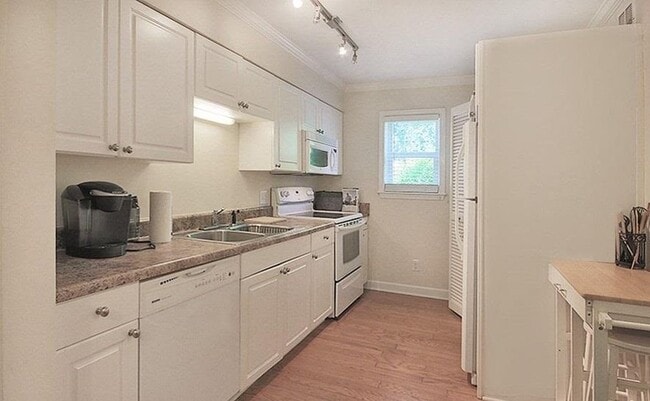Fully equipped kitchen plus washer/dryer - 1513 E Franklin St