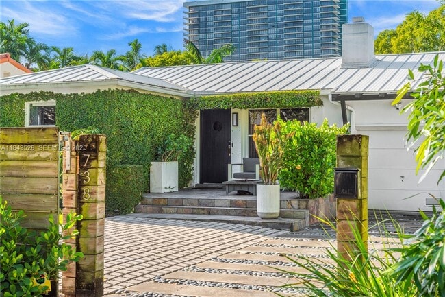 Building Photo - 738 NE 72nd Terrace