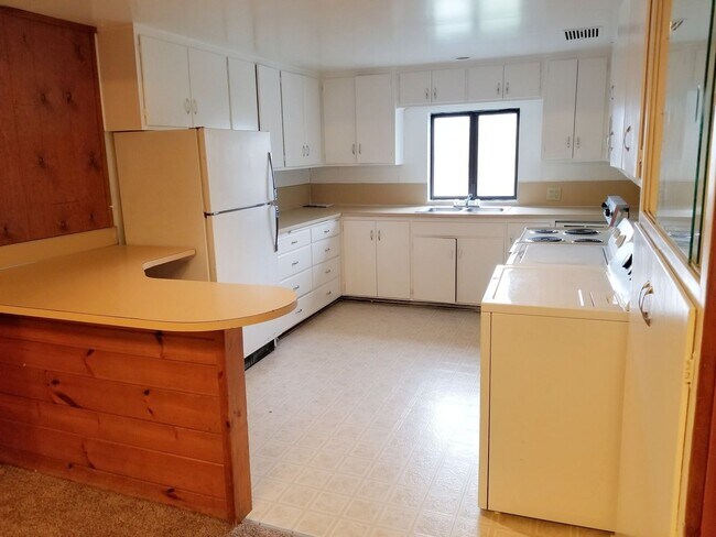 Building Photo - South Eugene 3 bed/2 bath with huge fenced...