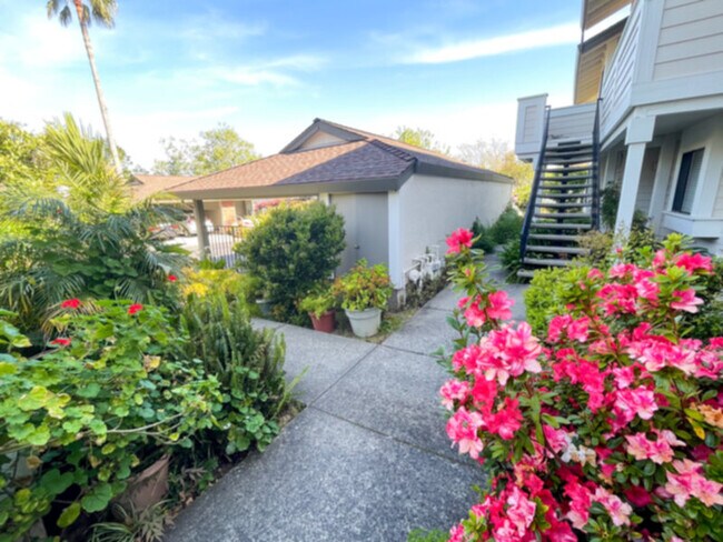 Foto del edificio - NEW LISTING!!! 2br/2ba CONDO in Quiet Complex w/ Pool, Parking, Laundry, Storage, Hiking