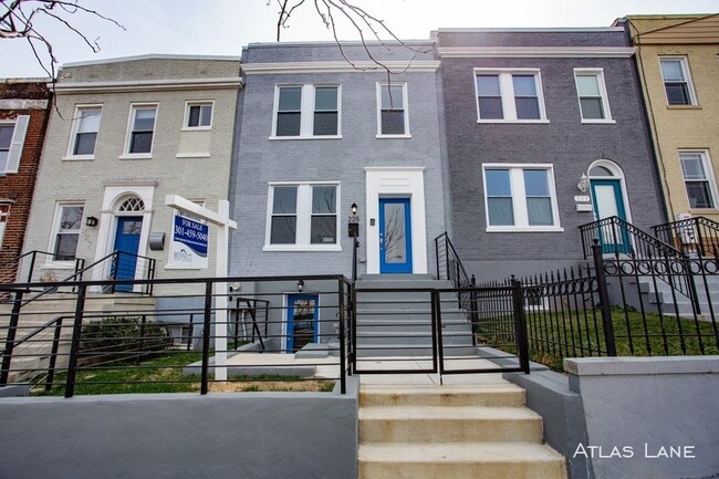 Building Photo - Fully Renovated 1 Bedroom Near Metro