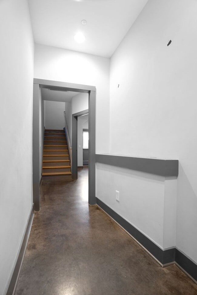 Building Photo - Conveniently located 2-bedroom townhome in Germantown!