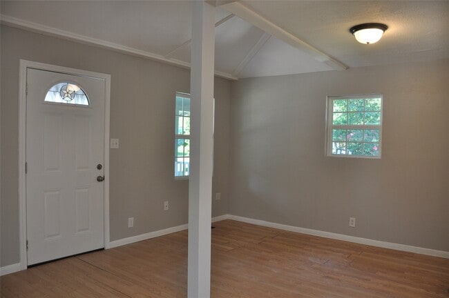 Building Photo - 926 Queenswood St