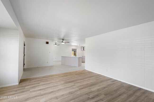 Foto del edificio - 5742 N 12th Pl