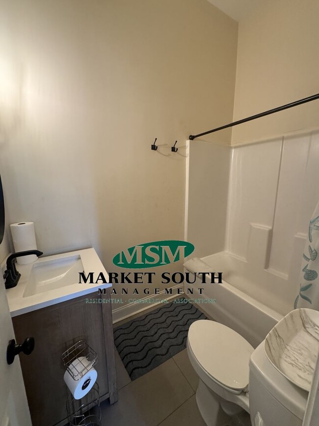 Building Photo - FURNISHED RENTAL ON HENRY