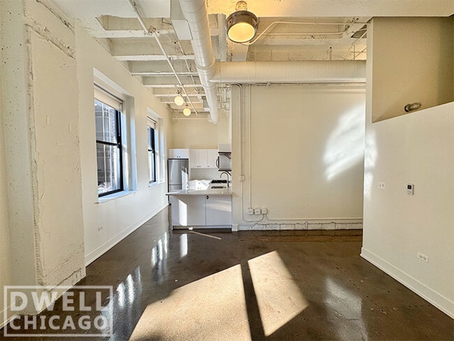 Building Photo - 32 E Adams St