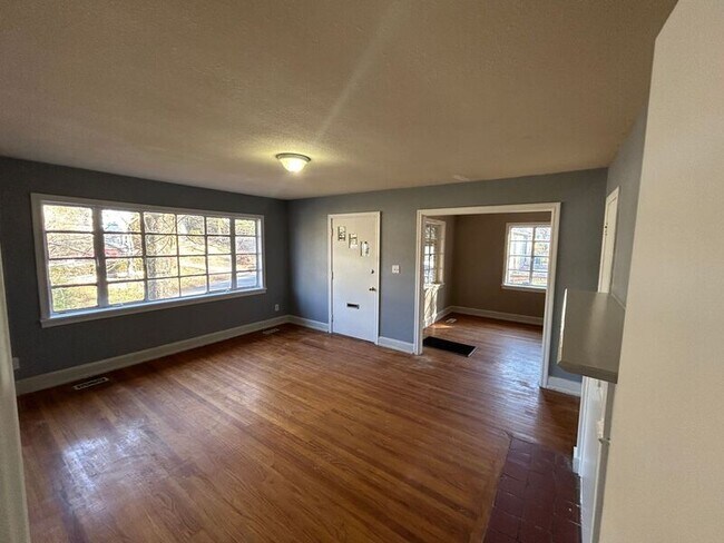 Building Photo - 848 Vanderbilt St