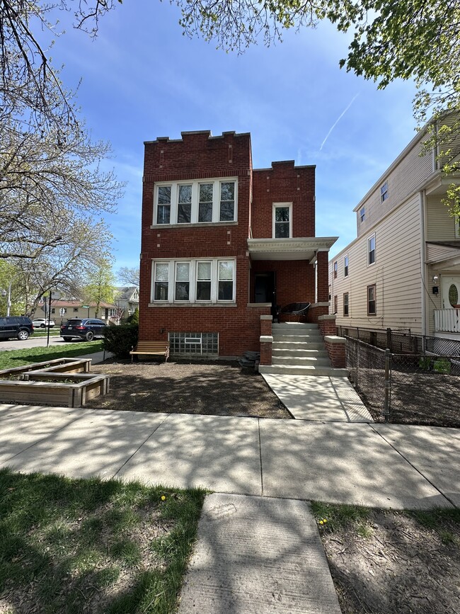 Building Photo - 4159 N Maplewood Ave