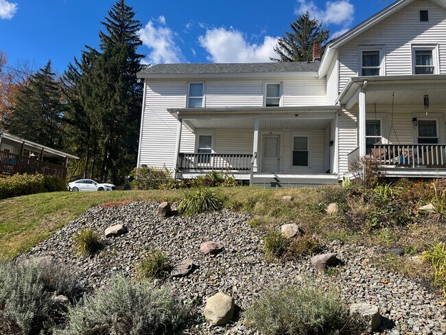 Frente - 29 Putnam St