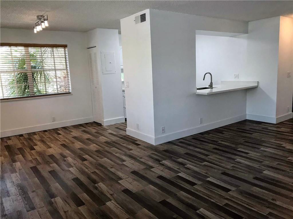 Foto principal - 8768 SW 3rd St